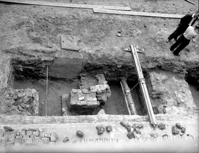 835534 Afbeelding van een archeologische opgraving op het Domplein te Utrecht.